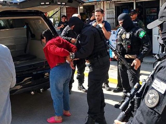 Chefe de facção, Angeliquinha é entregue à PF em Corumbá e aguarda retorno a MT