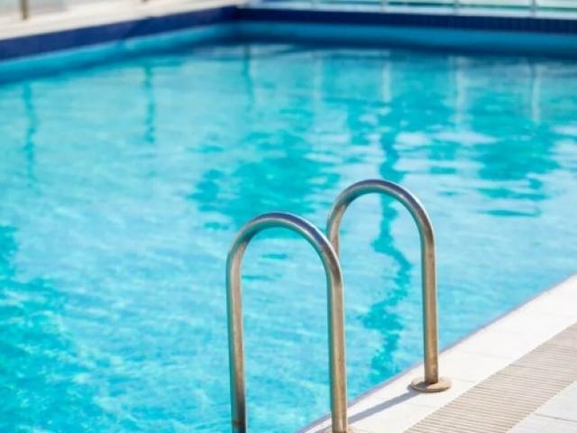 Menina de 1 ano e 2 meses morre após ser encontrada submersa em piscina