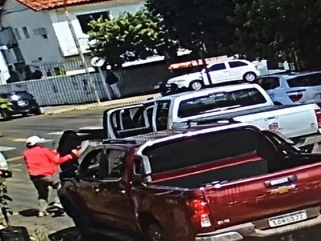 Vídeo flagra bandidos sequestrando mulher em semáforo em plena luz do dia