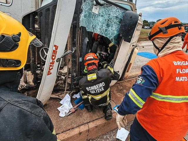 Bombeiros retiram vítima das ferragens após acidente com morte na BR-163
