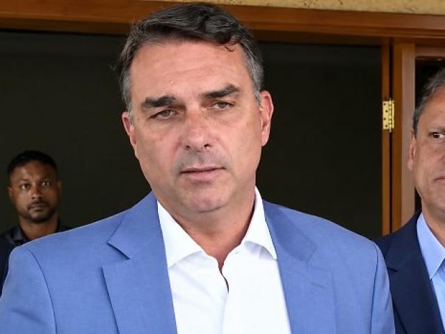 Flávio defende jornada flexível com trabalhador no comando e acusa Lula de oportunismo: “Em quatro anos de governo, não fez”