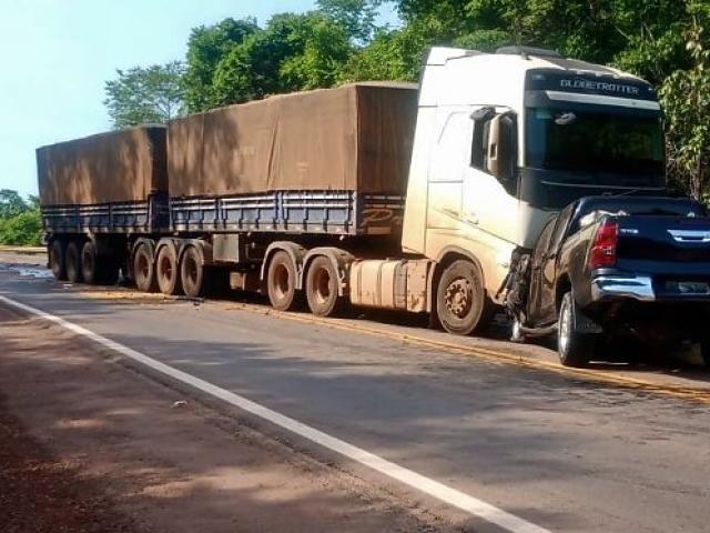 Ex-servidora, filho e pais morrem em batida entre Hilux e carreta em MT; vídeo