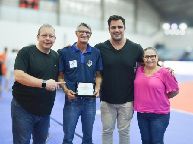 Prefeito Chico Gamba recebe Título de Emérito da Federação Mato-grossense de Vôlei