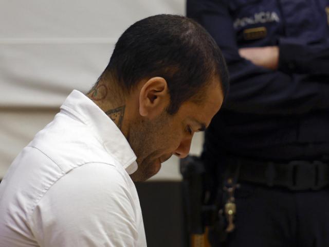 Daniel Alves é condenado a quatro anos e meio de prisão por estupro na Espanha