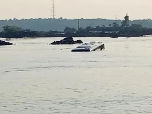Ônibus cai no rio Tocantins e condutor morre afogado no bagageiro