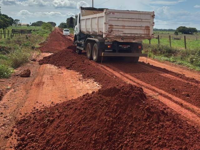 Prefeitura realiza manutenção com cascalhamento, patrolamento e compactação do solo na Estrada Lívia