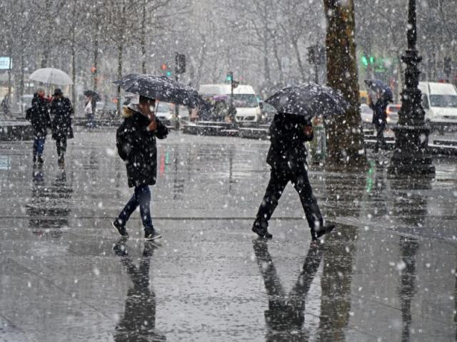 Forte nevasca atinge Paris e outras regiões da França. Vídeo