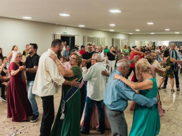 Miss e Mister 3ª Idade 2025 encantam o público em evento no CRAS Casa da Família