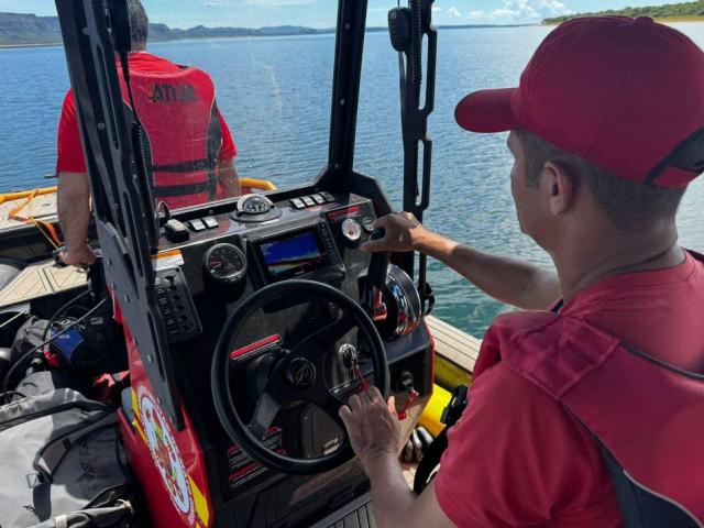 Corpo de Bombeiros realiza buscas por desaparecidos após naufrágio de embarcação