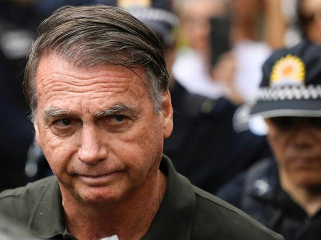Bolsonaro teve traumatismo craniano ‘leve’, diz médico; ex-presidente retorna à PF