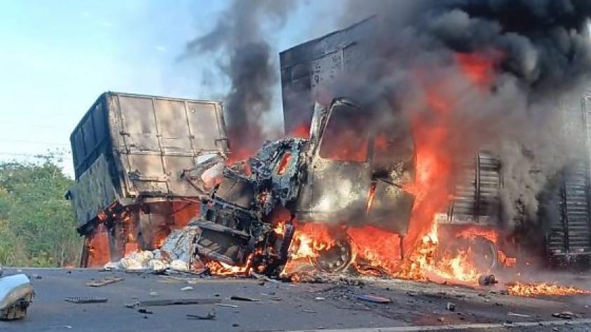 Carretas batem de frente e pegam fogo na BR-364; veja vídeo
