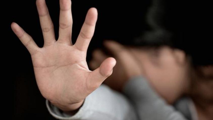 Mãe vai parar na delegacia por bater na filha de 15 anos que sumiu e só voltou pra casa de madrugada