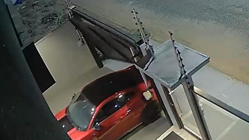 Vídeo mostra mulher arrombando portão com Mustang para fugir de casa em Campo Novo do Parecis