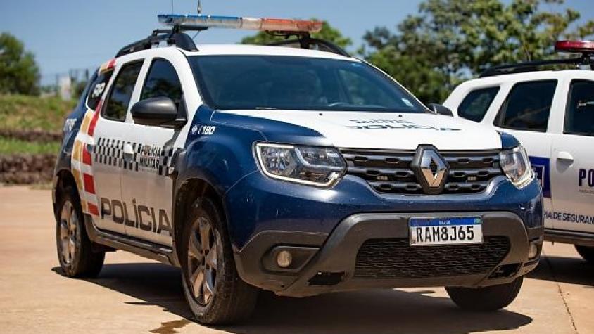 Mulher bêbada espanca marido com pedaço de pau enquanto ele segurava bebê de 2 meses no colo em Sinop