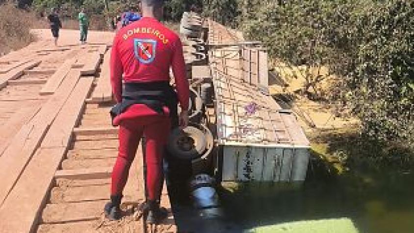 Motorista de 29 anos morre após caminhão cair em rio durante travessia de ponte em MT