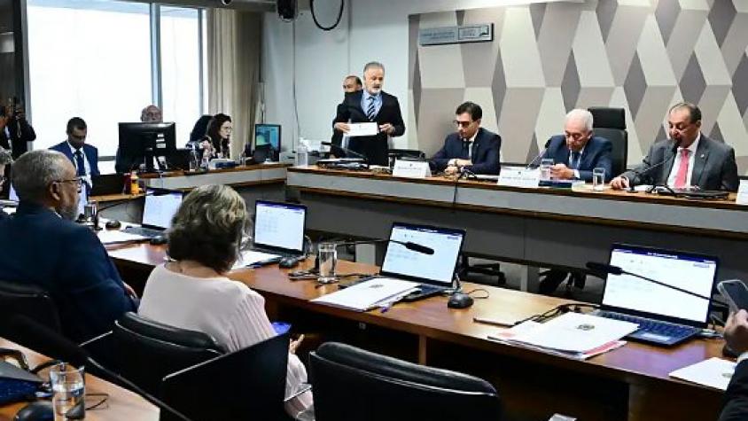 CCJ do Senado aprova PEC que acaba com jornada 6x1