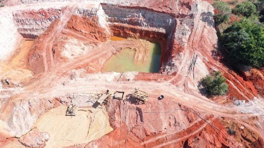 Barranco desaba sobre retroescavadeira e mata trabalhador soterrado em Poconé