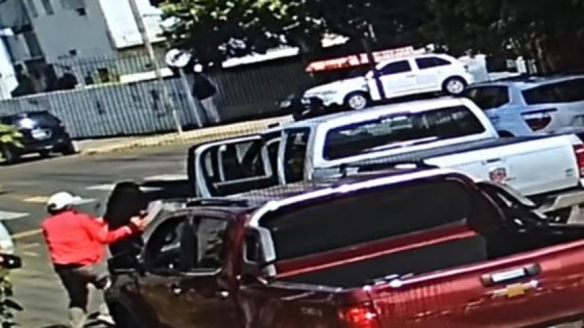 Vídeo flagra bandidos sequestrando mulher em semáforo em plena luz do dia