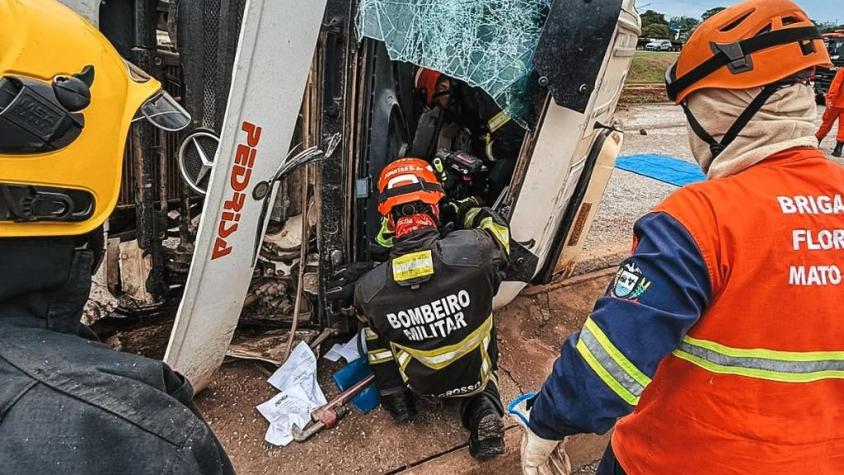 Bombeiros retiram vítima das ferragens após acidente com morte na BR-163