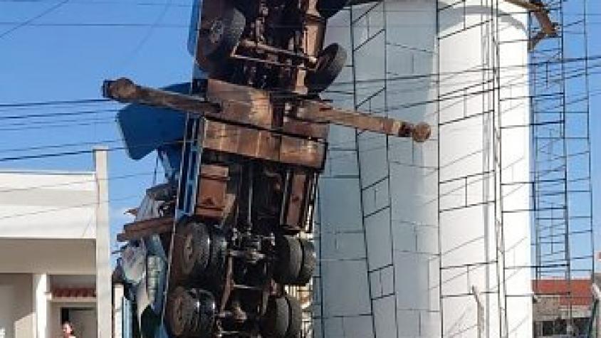 Caminhão guindaste tomba e destrói parte de casa durante obra em Cuiabá; vídeo
