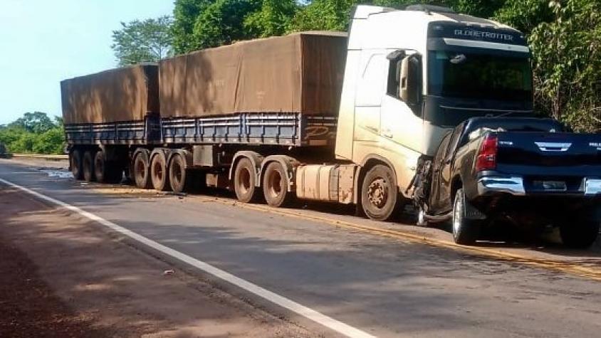 Ex-servidora, filho e pais morrem em batida entre Hilux e carreta em MT; vídeo